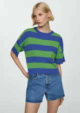 Buzo de punto fino con diseño a rayas horizontales en azul y verde, cuello redondo y mangas cortas.