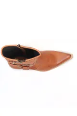 Bota texana de cuero color marrón, de media caña, con punta fina, taco de madera y detalles de hebillas y costuras.