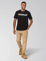Pantalón chino beige de corte slim tapered, con bolsillos laterales y traseros, cierre de cremallera y botón, y tejido elástico.