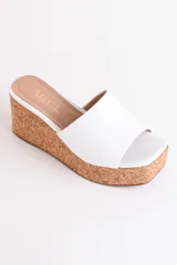 Sandalia dorada con plataforma de corcho, taco de 6.5 cm y plantilla cuadrada.