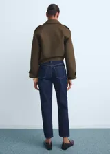 Jeans mom fit de tiro alto y diseño crop, color azul oscuro, con cinco bolsillos, trabillas y cierre frontal de cremallera y botón.