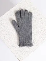 Guantes de punto acanalado en color gris, con detalle de placa metálica pequeña en la muñeca.