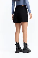 Short de tiro medio con silueta estructurada y corte limpio, confeccionado en tela con spandex para mayor comodidad.