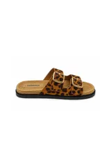 Sandalias Paddock modelo Eteos, con estampado animal print tipo leopardo, dos tiras con hebillas metálicas doradas y suela plana.