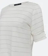 Blusa de viscosa texturizada color beige, con rayas horizontales en hilo metalizado, cuello redondo y mangas cortas con botones.