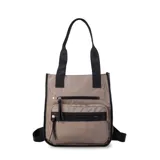 Mochila y cartera híbrida confeccionada en nylon de color beige con detalles y correas en negro. Posee dos asas superiores para llevar al hombro y correas traseras ajustables para usar como mochila. Presenta dos bolsillos frontales con cierre de cremallera y tiradores largos.