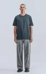 Remera de manga corta y cuello redondo en color gris carbón, confeccionada en algodón premium. Presenta un calce regular con un detalle de recorte en la espalda y un diseño minimalista ideal para uso diario.