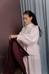 Bomber de corte corto y silueta relajada, confeccionada en paño de lana con cashmere. Presenta cuello redondo, cierre frontal con botones y mangas con puños elásticos.