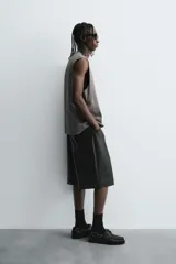 Musculosa gris de corte holgado con cuello redondo y sisa ancha.