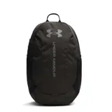 Mochila Under Armour modelo Hustle Lite, color negro, con logo y nombre de la marca estampados en el frente. Cuenta con tecnología Storm resistente al agua, compartimento principal con cierre y bolsillos laterales de malla.