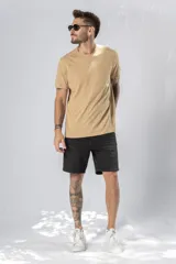 Remera de algodón color verde agua, con cuello redondo, mangas cortas y un bolsillo frontal en el pecho.