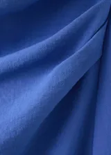 Vestido midi azul con cuello halter y silueta ajustada.