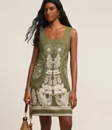 Vestido corto sin mangas color verde con estampado floral blanco, escote cuadrado y breteles anchos.