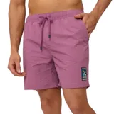 Short de baño Rusty de color coral, con cintura elástica con cordón ajustable y un pequeño parche estampado en la pierna izquierda.