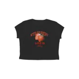 Remera corta negra de algodón con estampa de dos frutillas y la frase "Strawberry, love is feeling" en color rojo.
