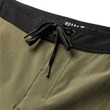 Boardshort Roark modelo Passage Pro de color verde militar, con cintura elástica negra y cordón ajustable.