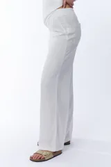 Pantalón blanco de lino, de corte recto y holgado, con cintura elastizada.