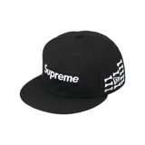 Gorro negro de visera plana, marca Supreme, modelo 59Fifty, colaboración con New Era, con logo de Supreme en el frente y diseño de huesos en el lateral.