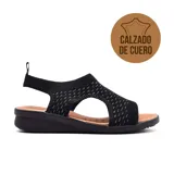 Sandalia de cuero negra con diseño tejido, tira trasera con hebilla y plataforma baja.