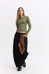 Remera de manga larga color beige, con ajuste al cuerpo y costuras decorativas visibles en el frente que realzan la silueta.