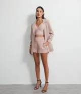 Short de vestir color rosa claro, de corte recto y tiro alto.