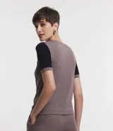 Blusa marrón con mangas cortas negras, cuello redondo y corte recto.