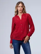Blusa de encaje roja, marca Adiva. Cuello a la base, escote en V y apertura con botones. Manga larga con puño y botones. Incluye musculosa interna.