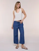 Pantalón crop de algodón y rayón de la marca Dash, color azul, con cintura elástica con cordón de ajuste, bolsillos frontales aplicados y corte recto.
