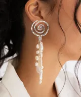 Aros colgantes con base de espiral de plata 950 y colgantes de perlas irregulares.