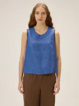 Top recto de lino color azul, sin mangas y con escote redondo.