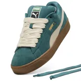 Championes urbanos Puma modelo Suede XL, color verde azulado con detalles en color arena. Confeccionados en gamuza, cuentan con cordones gruesos y suela de goma texturizada en tono marrón.