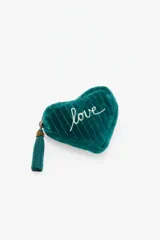 Monedero en forma de corazón confeccionado en terciopelo color verde esmeralda, con costuras verticales acolchadas y la palabra 'love' bordada en hilo dorado. Incluye un cierre con tirador de borla a tono.