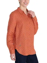 Blusa de lino orgánico color vino con estampado geométrico, manga larga, cuello camisero, cierre frontal de botones y un bolsillo superior.
