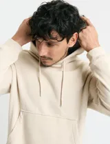 Sweater deportivo con capucha, bolsillo canguro frontal y cordones de ajuste. Presenta un diseño de color azul oscuro con interior de capucha en color verde.