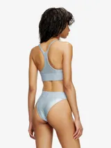 Bombacha de bikini de tiro alto color gris plateado brillante, confeccionada en tejido elástico con fibras recicladas. Presenta cintura elástica ancha con el logo de Diesel en rosa.