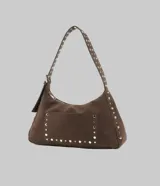 Cartera tipo hobo de gamuza color marrón, con detalle de tachas metálicas plateadas en el bolsillo frontal, los laterales y la correa de hombro.