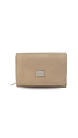 Billetera corta de símil cuero color beige, con cierre a presión y placa metálica decorativa. Cuenta con múltiples compartimentos internos para tarjetas, visor y billetes, además de un compartimento posterior con cierre.