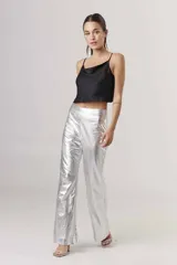 Pantalón de lino color dorado con acabado metalizado, corte recto y tiro alto.