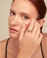 Anillo dorado con circonita blanca cuadrada.