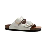 Sandalias bajas Korium Clarice de charol color blanco con hebillas doradas.