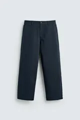 Pantalón chino de corte recto confeccionado en algodón, con bolsillos frontales, bolsillo cerillero y bolsillos traseros con botón.