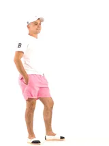 Short de baño amarillo con cintura elástica y logo pequeño en la pierna.