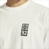 Remera blanca de manga corta con cuello redondo y estampado en el pecho con el logo de Element y el número 92.