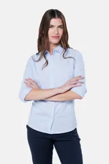 Camisa rayada entallada de manga larga, textura suave al tacto. Contiene spandex para un mejor calce.