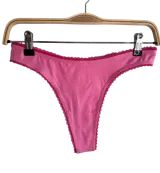 Pack de tres bombachas tipo colaless confeccionadas en algodón suave, con ribetes en contraste y diseño minimalista.