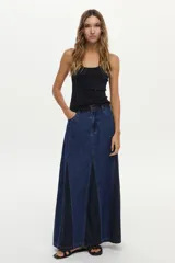 Falda larga de denim azul con paneles en contraste de lavado más oscuro y tiro medio.