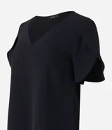 Blusa color beige de poliéster con efecto arrugado (airflow), escote en pico y mangas cortas tulipán (cruzadas).