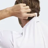 Remera de entrenamiento Adidas de manga corta, color blanco, con logo de las 3 rayas en negro en el pecho. Diseñada con corte clásico, cuello redondo y espalda de malla para mejorar la ventilación. Confeccionada con tejido AEROREADY que absorbe la humedad.