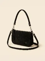 Cartera tipo bandolera de gamuza color verde militar, con cierre superior y herrajes metálicos plateados. Incluye asa corta para llevar al hombro y tiras colgantes decorativas en el lateral.