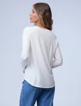 Remera negra de modal con cuello a la base y mangas largas.